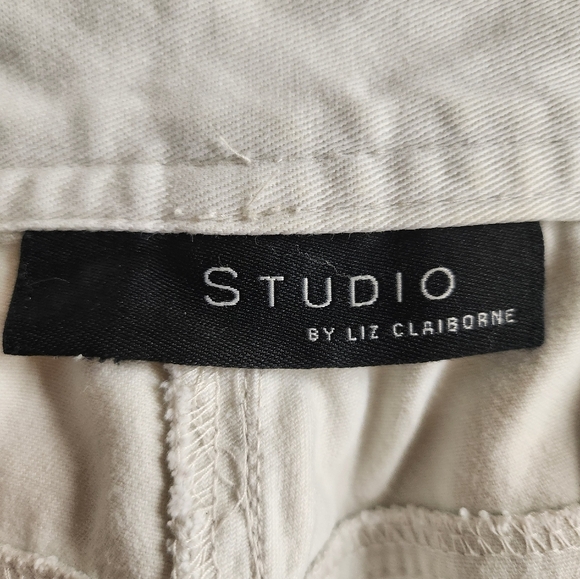Liz Claiborne - White Capris - Size 8 - Picture 3 of 4
